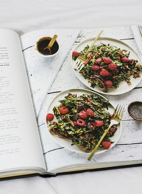 西餐厅桌面红酒美食食谱样v板房厨房餐厅陈列 外文装饰真书摆件