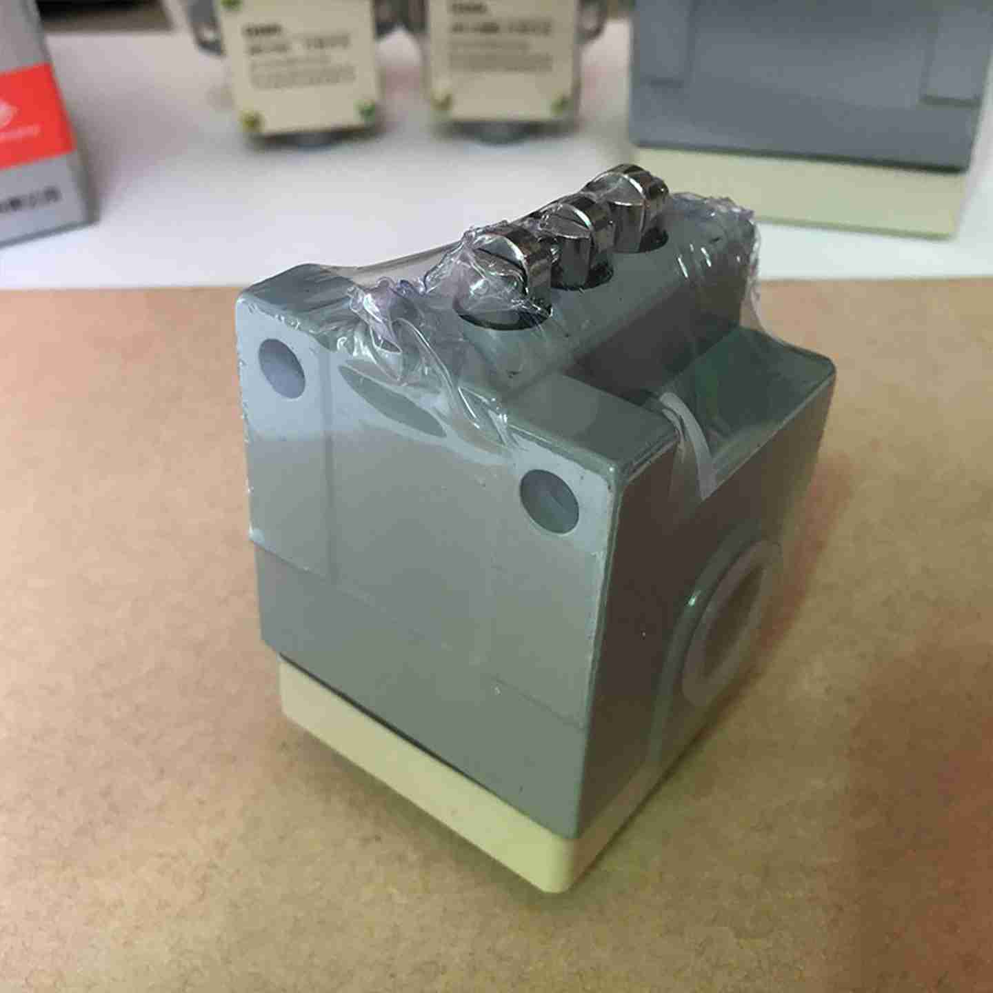 议价-QSSR行程开关机床限位开a关JW2-11Z/3三联滚轮 - 图1