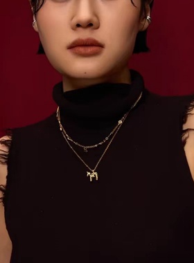 马年简约金色小马项链高级感大气本命年双层项坠秋冬毛衣链女款