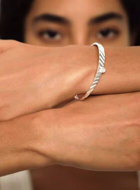 白哑光手镯原创设计轻奢时尚日常百搭小众独特气质高级感手环女