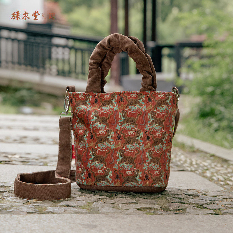 彩衣堂国风中式手拎手提水桶包单肩斜挎女手机拉链包学生,淘宝优惠券,粉丝福利购,淘宝优惠卷