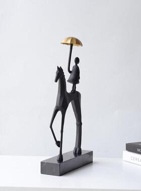 现代简约金属马撑伞人物摆件轻奢样板间软装饰品书房办公桌玄关柜
