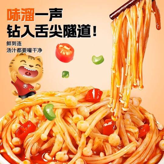 Острые грибы Эноки в больших упаковках, готовые к употреблению.