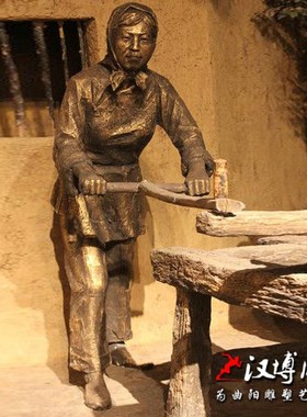 玻璃钢仿铜雕塑推磨人物雕塑民俗小品雕塑户外公园景观农耕主题