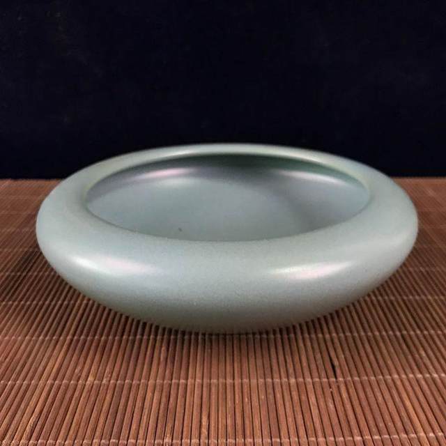 Antiques and miscellaneous retro crafts, old blue glaze pen wash, ashtray, home living room decorations