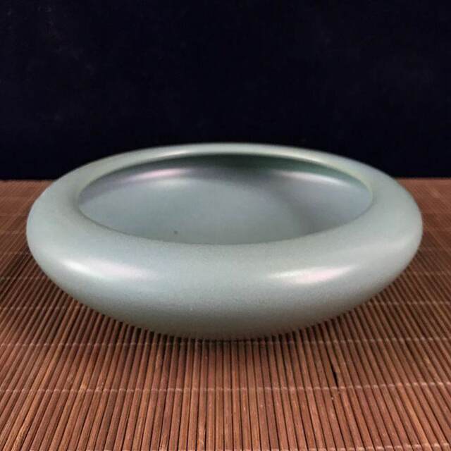 Antiques and miscellaneous retro crafts, old blue glaze pen wash, ashtray, home living room decorations