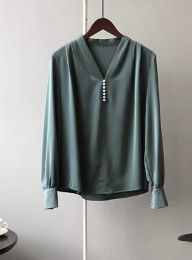 绿色系样板房间衣帽间主卧室衣柜软装饰品衣服鞋子包香水套装摆件