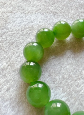 和田碧玉手串，俄碧老料，翠绿色，几乎无黑，宝贝尺寸卡9.6，