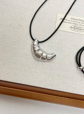 韩系牛角包吊坠黑色皮绳项链女简约百搭气质长款毛衣链锁骨链配饰