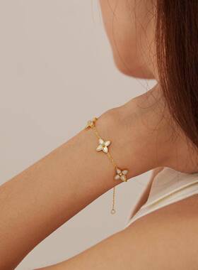 欧美风时尚百搭钛钢幸运草轻奢级感白色母贝不锈钢手链女