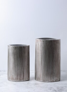 现代轻奢侘寂风树脂竖纹锤纹花器花瓶工艺品摆件家居酒店软装饰品