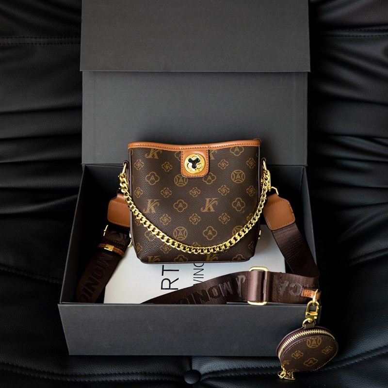 今年流行超火水桶包n女士2025新款高级感斜挎小众设计女款百搭爆,淘宝优惠券,粉丝福利购,淘宝优惠卷