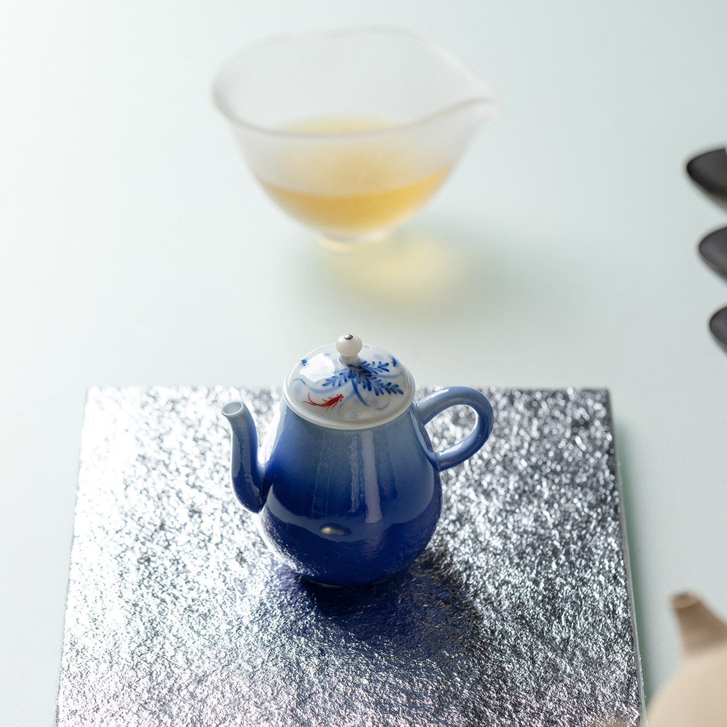 Jingdezhen hand-painted fish leaping into the clear water, a pot and a cup