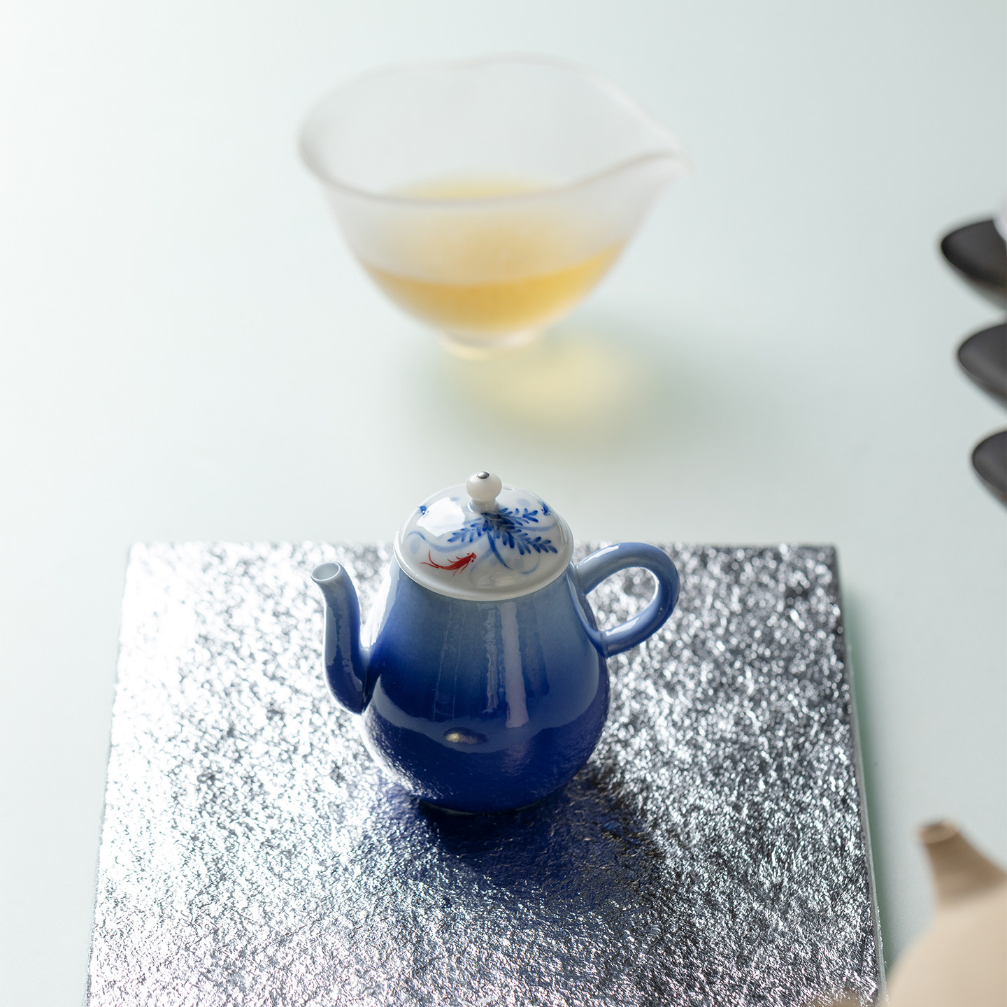Jingdezhen hand-painted fish leaping into the clear water, a pot and a cup