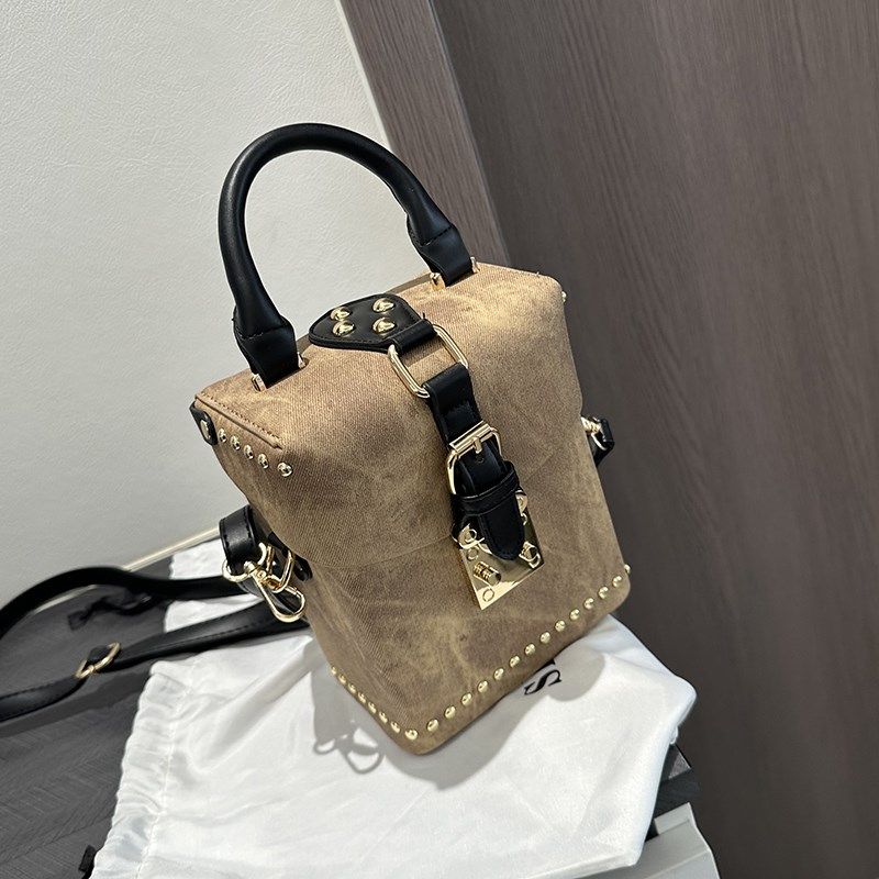 今年流行包包女2025新款通勤百搭爆款斜挎小包超火手提盒子水桶包,淘宝优惠券,粉丝福利购,淘宝优惠卷