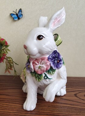 出口精品陶瓷百合花兔子摆件欧式电视柜玄关兔子生日礼物装饰摆件