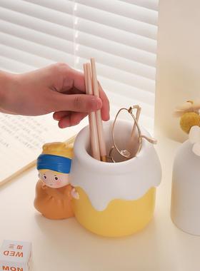 创意可爱戴珍珠耳环的少女笔筒摆件办公室桌面装饰实用生日礼物女