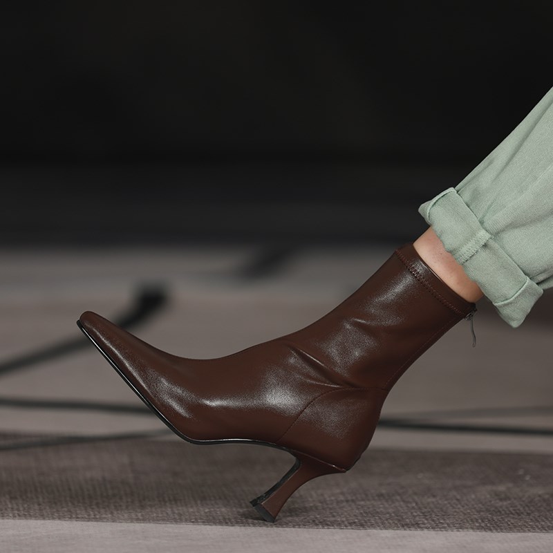 The owner keeps it for himself! e looks great~! Fashionable pointed toe stiletto boots, spring and autumn high-heeled elastic short boots for women, sock boots