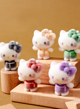 新款植绒格纹KT猫咪萌粒公仔