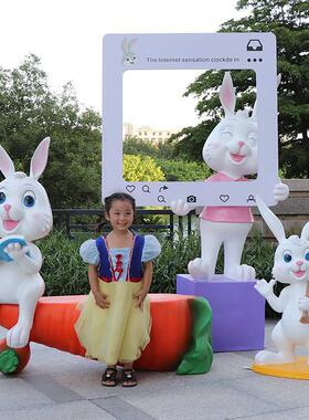 幼儿园商场卡通兔子玻璃钢坐凳子景区秋千座椅户外水果雕塑大摆件