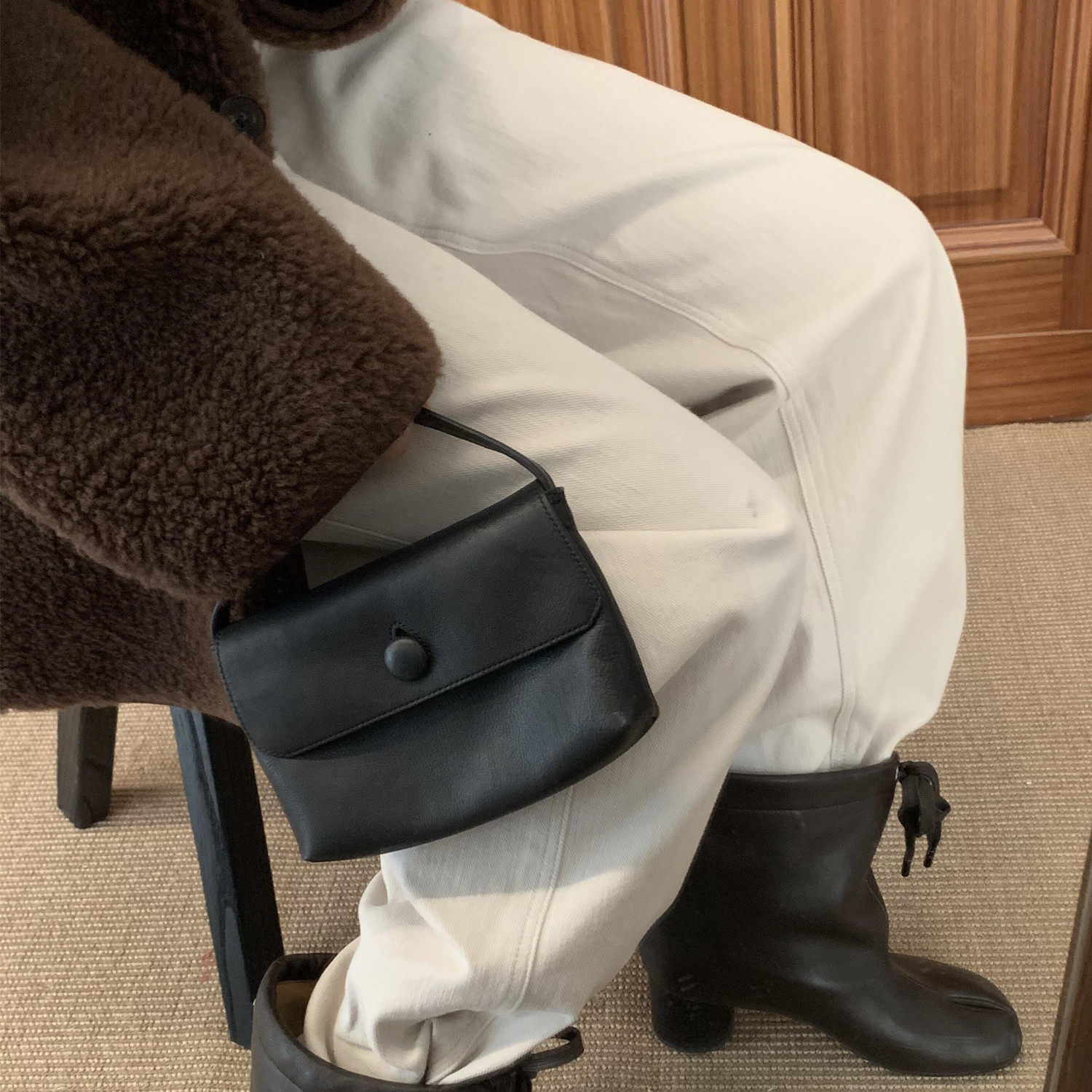 极简风saly纽扣手提包进口小胎牛皮手机包遛弯包内里牛反绒小拎包,淘宝优惠券,粉丝福利购,淘宝优惠卷