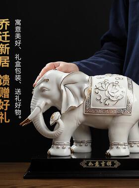 中国白色陶瓷大象饰品，高档乔迁及开幕礼品一对，客厅酒柜，桌面