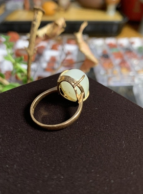 新疆和田玉籽料带天然洒金原皮白玉戒指18K金镶嵌戒指