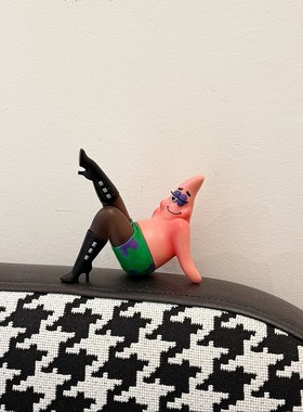 成功的吸引了注意力黑丝派大星