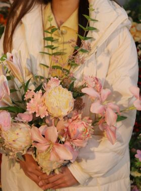 粉色帝王花冷门花材合成一束花束