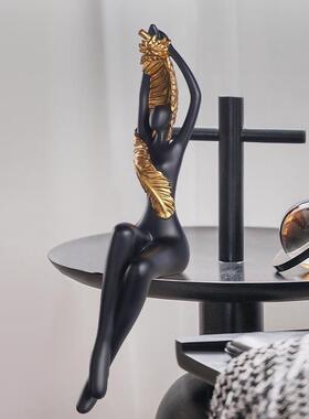 现代极简艺术吊脚坐姿人物摆件创意隔断软装高级客厅电视柜装饰品