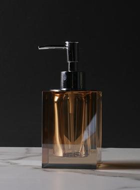 轻奢现代样板房洗手间浴缸旁水晶洗手液瓶香薰收纳托盘组合摆件