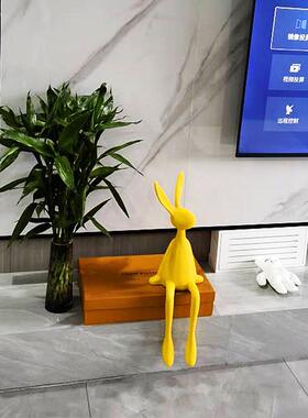 创意卡通坐姿长耳兔子摆件客厅电视柜酒店前台桌面入门玄关装饰品