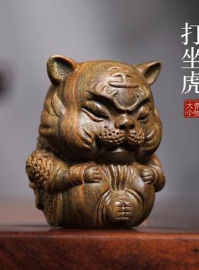 天然绿檀木雕打坐虎创意文玩手把件家居装饰品桌面工艺礼品摆饰止