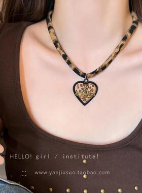 复古土星豹纹爱心项链女2025新款甜酷辣妹个性布艺长款毛衣链配饰