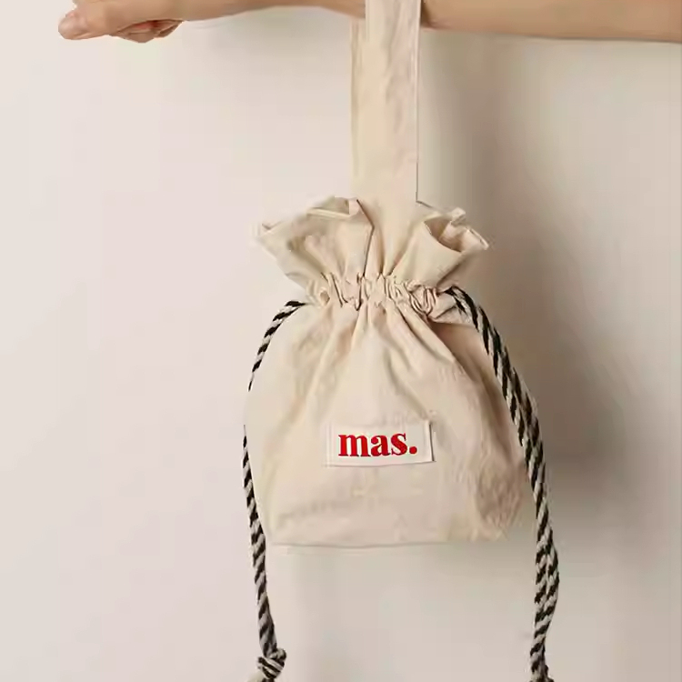 MASMARULEZ韩国品牌直邮抽绳手腕包帆布手提水桶包束口袋 Beige - 图3