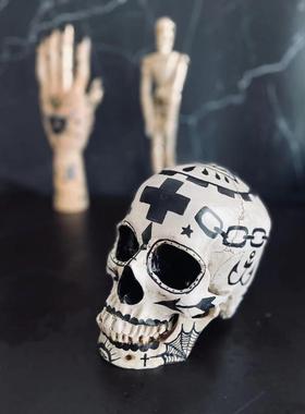 手绘树脂骷髅头个性十字架装饰覆古摆件酒吧纹身店道具个性礼物