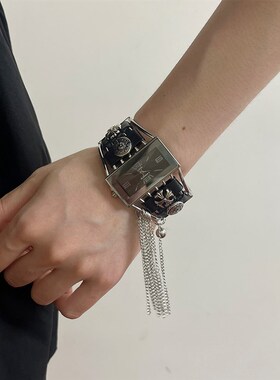 时尚宽版皮革拼h接十字架钟表流苏手镯ins冷淡风高级感手环手饰女