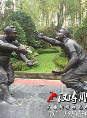 玻璃钢仿铜人物雕塑铸铜人物喂小孩喝酒雕塑广场公园步行街铜雕塑