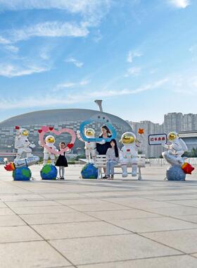 太空人卡通宇航员雕塑玻璃钢大摆件网红户外景观售楼部美陈装饰品