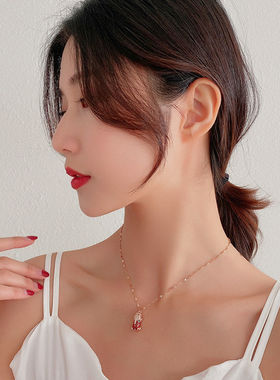 红色项链女款2025新款秋冬百搭轻奢小众高级感狐狸钛钢吊坠毛衣链