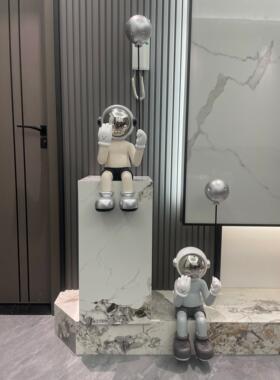 网红宇航员坐姿客厅站立式装饰品入口电视柜宇航员抱气球创意可爱