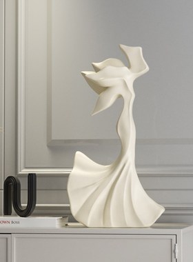 高级感轻奢抽象人物摆件艺术雕塑软装办公室书房客U厅酒柜家居饰