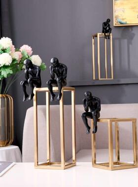 现代简约思考者人物金属摆件样板间摆设客厅书房书桌书柜酒柜装饰