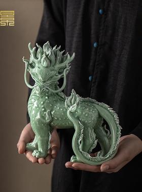 景德镇陶瓷麒麟摆件入户玄关桌面客厅瓷器中式家居装饰艺术品摆设