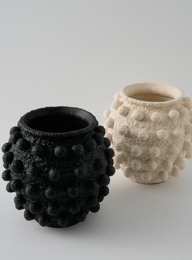 现代复古褶皱素白陶瓷花瓶摆件新中式样板间客厅古铜色花器装饰品