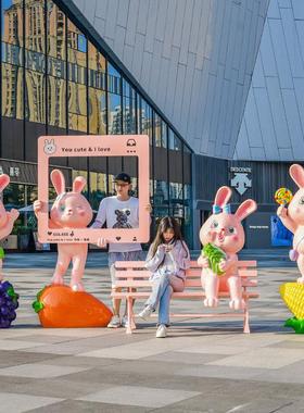 户外发光卡通兔子雕塑景观网红打卡商场样品屋展示中心玻璃纤维摆