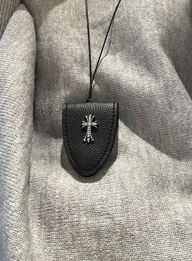 甜酷十字架黑色皮革项链时尚百搭配饰眼镜收纳挂脖包2025新款