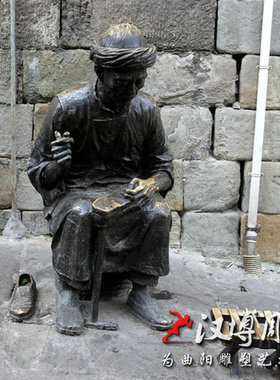 仿铜修鞋匠人物雕塑商业步行街铸铜人物铜雕修鞋师傅雕塑可定制做