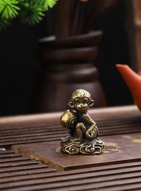 实心铜猴子献桃铜猴抱寿桃桌面摆件做旧黄铜茶宠微雕纯黄铜饰品