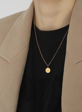 金色圆形字母吊坠项链小众设计感高级百搭卫衣毛衣链2024年新款